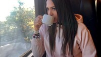 Momen Andrea saat menikmati kopi hangat dalam sebuah perjalanan juga ia bagikan. Ia tampak cantik dengan gaya kasualnya. Foto: Instagram @andreamezamx