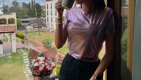 Sepertinya Andrea Meza memang penikmat kopi. Ini momen lainnya saat sedang menikmati secangkir kopi hangat di sore hari. Foto: Instagram @andreamezamx
