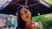 Mengunjungi kafe Nespresso, Andrea Meza terlihat menikmati segelas es cokelat dengan topping keju. Foto: Instagram @andreamezamx