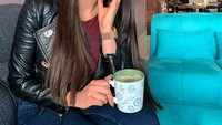 Berada di sebuah kafe, lagi-lagi Andrea Meza berpose dengan secangkir kopi hangat. Tampaknya ia menikmati cappuccino saat itu. Foto: Instagram @andreamezamx