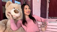 Seperti momen Andrea saat mengunjungi kafe cantik dengan nuansa merah muda. Ia berpose dengan boneka Teddy Bear jumbo sambil membawa segelas es kopi. Foto: Instagram @andreamezamx
