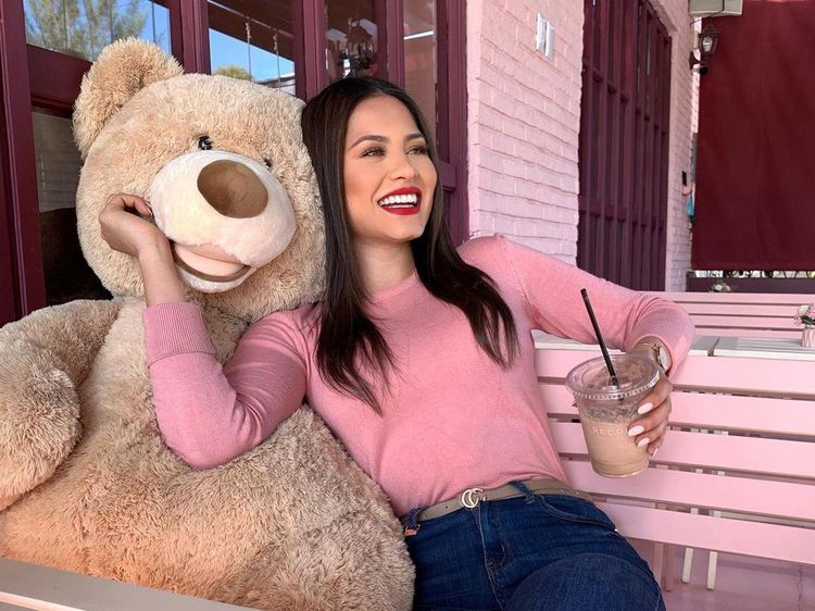 Pose Cantik Andrea Meza Miss Universe 2020 Saat Ngopi