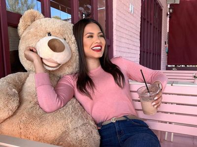 Pose Cantik Andrea Meza Miss Universe 2020 Saat Ngopi