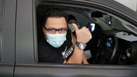 Ferry Mariadi berpose setelah mendapatkan suntikan vaksin dosis kedua. Foto: Palevi/detikcom