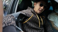Arya Saloka saat melakukan pemeriksaan kesehatan sebelum disuntik vaksin dosis kedua. Foto: Palevi/detikcom