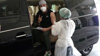 Vino G Bastian saat menjalani vaksinasi di dalam mobilnya. Foto: Palevi/detikcom