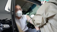 Vaksin dosis kedua juga sudah diterima oleh Lukman Sardi. Foto: Palevi/detikcom