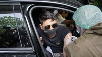 Selanjutnya Arya Saloka menerima suntikan vaksin dosis kedua di dalam mobil. Foto: Palevi/detikcom