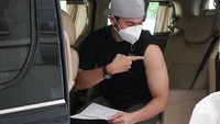 Vino G Bastian menunjukkan bekas suntukan vaksin di lengan kirinya. Foto: Palevi/detikcom