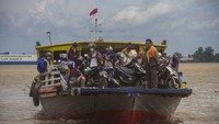 Warga menggunakan kapal feri tradisional Banjarmasin-Barito Kuala dari Dermaga Banjar Raya, Banjarmasin, Kalimantan Selatan, Senin (17/5/2021).