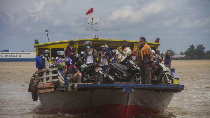 Arus Balik Jalur Sungai di Banjarmasin Meningkat Usai Lebaran Arus balik jalur sungai meningkat setelah dermaga penyeberangan di Banjarmasin kembali dibuka. Sebelumnya dermaga penyebarangan ditutup enam hari saat Lebaran.