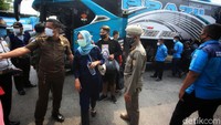 Pemudik yang baru tiba langsung diarahkan oleh petugas menuju pos kesehatan untuk tes swab antigen.