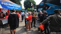 Pemudik langsung diukur suhu tubuhnya begitu turun dari bus.