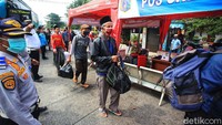 Para pemudik antre tes antigen.
