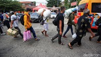 Sejumlah pemudik tiba di Terminal Kalideres, Jakarta Barat, Senin (17/5/2021).