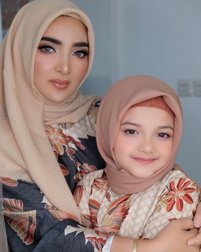 Arsy dan Ashanty pun kerap tampil kompak dengan mengenakan pakaian-pakaian senada. Momen kebersamaan keduanya kemudian sering dibagikan ke media sosial Instagram. Foto: Instagram/@ashanty_ash
