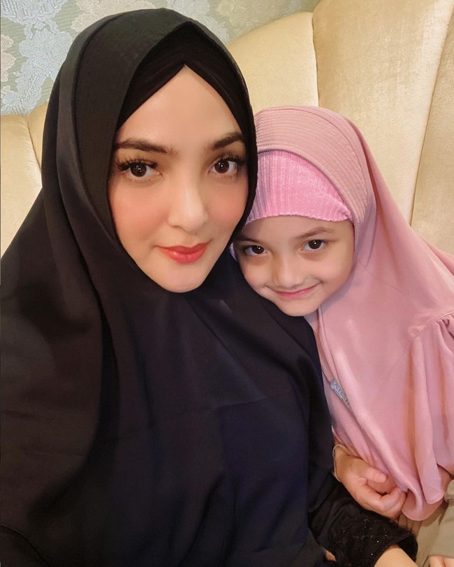 Ini foto keduanya ketika sama-sama kompak mengenakan hijab. Benar-benar mirip bak pinang dibelah dua, bikin gemas! Foto: Instagram/@ashanty_ash