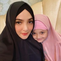 Ini foto keduanya ketika sama-sama kompak mengenakan hijab. Benar-benar mirip bak pinang dibelah dua, bikin gemas! Foto: Instagram/@ashanty_ash