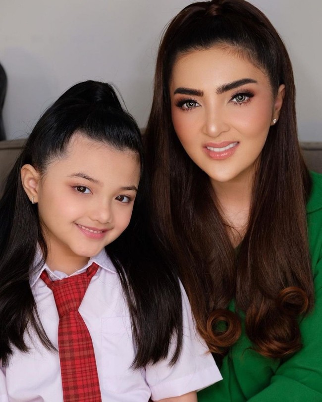 Dengan gaya rambut sama seperti ini, keduanya semakin terlihat bak kembar. Bagaimana menurutmu penampilan keduanya, mirip banget nggak? Foto: Instagram/@ashanty_ash