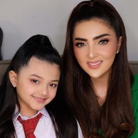 Dengan gaya rambut sama seperti ini, keduanya semakin terlihat bak kembar. Bagaimana menurutmu penampilan keduanya, mirip banget nggak? Foto: Instagram/@ashanty_ash