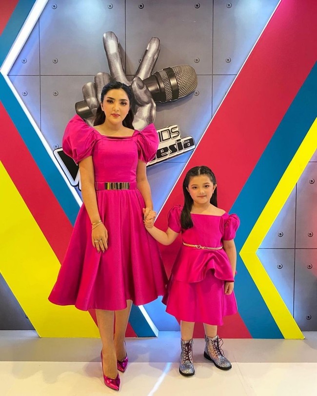 Kompak mengenakan dress berwarna merah muda seperti ini, penampilan Arsy terlihat sangat menggemaskan ya.. Foto: Instagram/@ashanty_ash