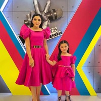 Kompak mengenakan dress berwarna merah muda seperti ini, penampilan Arsy terlihat sangat menggemaskan ya.. Foto: Instagram/@ashanty_ash