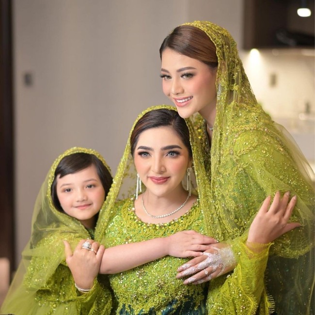 Kalau yang satu ini saat acara pengajian Aurel Hermansyah. Ketiganya tampak kompak mengenakan busana serba hijau. Foto: Instagram/@ashanty_ash