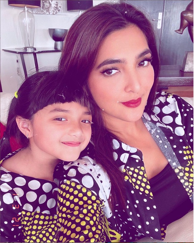 Bak pinang di belah dua, Ashanty terlihat sangat mirip dengan Arsy, terutama saat berpose dengan mengenakan outfit bertema senada seperti ini. Foto: Instagram/@ashanty_ash