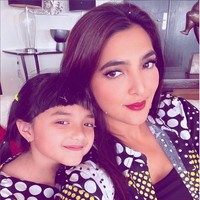 Bak pinang di belah dua, Ashanty terlihat sangat mirip dengan Arsy, terutama saat berpose dengan mengenakan outfit bertema senada seperti ini. Foto: Instagram/@ashanty_ash