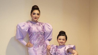 8 Potret Bukti Ashanty dan Arsy Bak Pinang Dibelah Dua, Mirip Banget!