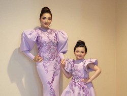 8 Potret Bukti Ashanty dan Arsy Bak Pinang Dibelah Dua, Mirip Banget!