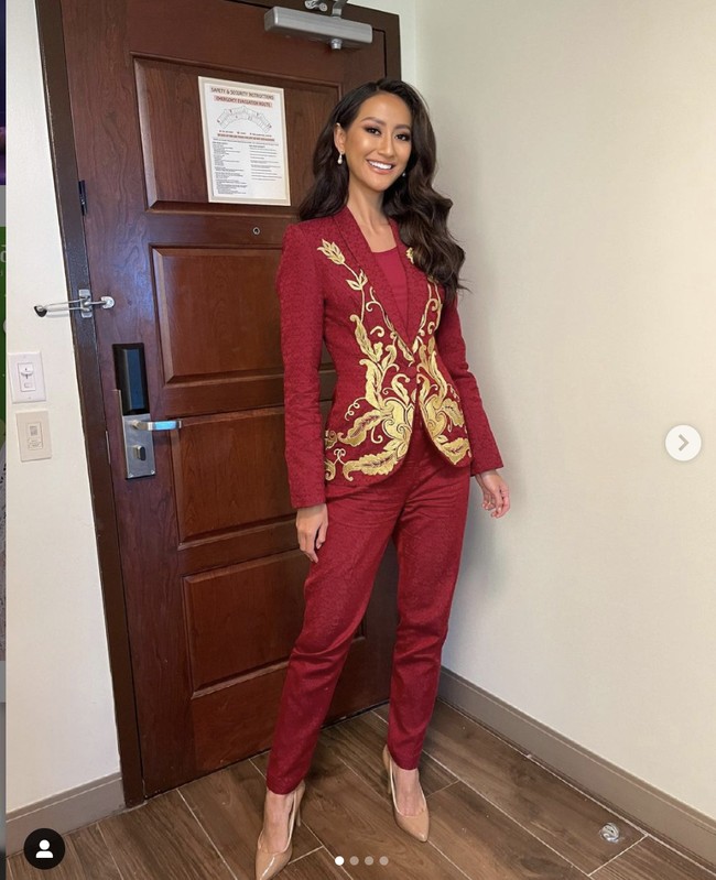 Sebelum menjalani penjurian kostum nasional, Ayu Maulida melakukan sesi deep interview dengan para juri Miss Universe 2020. Ayu tampil memesona saat sesi interview ini dengan busana rancangan Era Soekamto. Foto: dok. Instagram @ayumaulida97