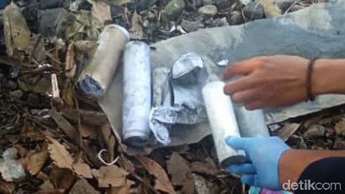 Sebuah balon udara yang membawa petasan meledak dan jatuh di permukiman padat penduduk Dusun Krapyak, Desa Sabrang, Kecamatan Delanggu, Klaten, Jawa Tengah. Satu rumah warga rusak akibat ledakan petasan yang dibawa balon.