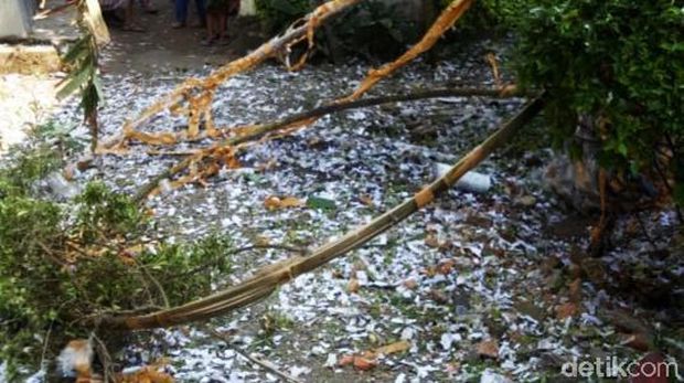 Sebuah balon udara yang membawa petasan meledak dan jatuh di permukiman padat penduduk Dusun Krapyak, Desa Sabrang, Kecamatan Delanggu, Klaten, Jawa Tengah. Satu rumah warga rusak akibat ledakan petasan yang dibawa balon.
