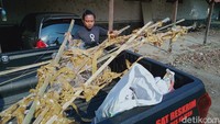 Pantauan detikcom di lokasi, ledakan terjadi di permukiman padat, di samping rumah bersebelahan dengan kebun kosong. Di lokasi bau bahan peledak masih menyengat dan potongan kertas berserakan.  