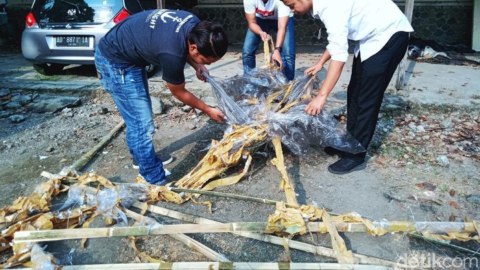 Sebuah balon udara yang membawa petasan meledak dan jatuh di permukiman padat penduduk Dusun Krapyak, Desa Sabrang, Kecamatan Delanggu, Klaten, Jawa Tengah. Satu rumah warga rusak akibat ledakan petasan yang dibawa balon.