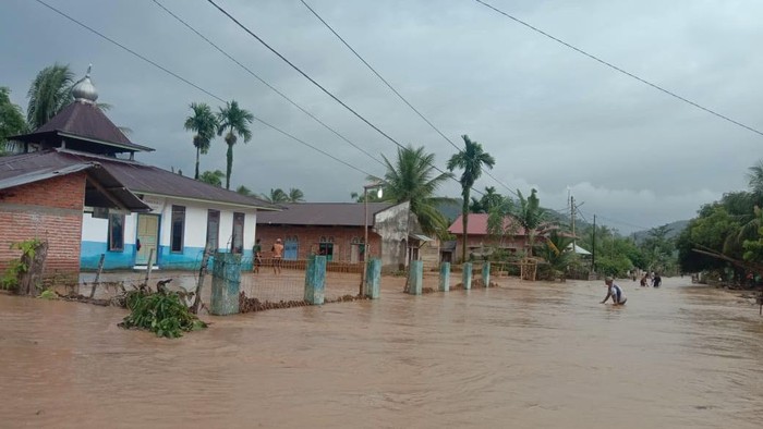 Banjir bandang melanda dua nagari di Sumbar. Akibatnya ratusan rumah terendam hingga jembatan putus (dok Istimewa)