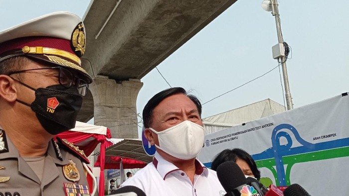 Ketua Harian Kompolnas Benny Mamoto (kemeja putih) di pos pemeriksaan surat bebas COVID-19 Tol Jakarta-Cikampek.