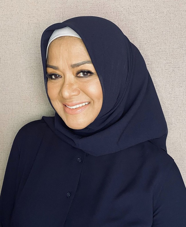 Wanita yang bernama lengkap Sri Betharia Sonatha kini tampil berbeda. Ia memutuskan untuk berhijab. Dalam program acara Rumpi Transtv pada 29 April 2021, dia mengungkapkan kisahnya yang mendapatkan hidayah. Setiap bulan puasa saya rajin ke masjid. Tiba-tiba mendapatkan hidayah dan sadar, ujarnya. Foto: Dok. Instagram @official.bethariasonata.