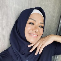 Mantan istri Willy Dozan itu tampak flawless dengan kemeja dan hijab innstan warna hitam. Ia memakai inner hijab bahan kaus agar bagian rambut tidak terlihat.  Foto: Dok. Instagram @official.bethariasonata.