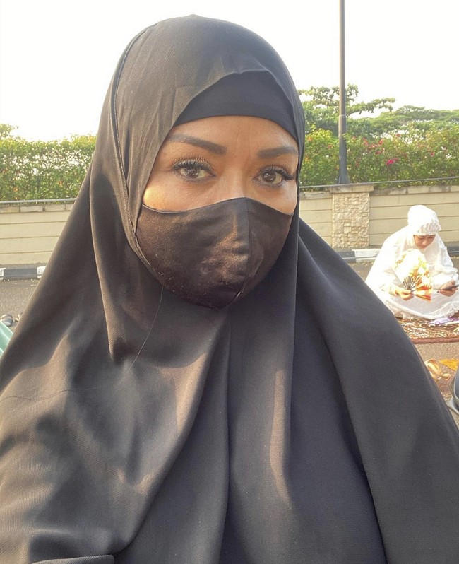 Ketika salat Idul Fitri, Betharia Sonata memilih memakai hijab bergo dan masker hitam. Allahu akbar allahu akbar allahu akbar wallillah ilham ...stlh berpisah dr bln bertaubat marilah kt ttp bertaubat ... selamat hari raya idul fitri 🙏🙏🙏🙏, tulisnya. Foto: Dok. Instagram @official.bethariasonata.