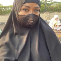 Ketika salat Idul Fitri, Betharia Sonata memilih memakai hijab bergo dan masker hitam. Allahu akbar allahu akbar allahu akbar wallillah ilham ...stlh berpisah dr bln bertaubat marilah kt ttp bertaubat ... selamat hari raya idul fitri 🙏🙏🙏🙏, tulisnya. Foto: Dok. Instagram @official.bethariasonata.