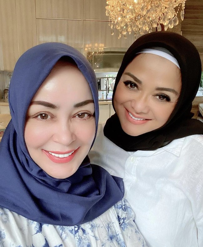 Ketika reuni bersama dengan selebriti lawas lainnya, Betharia Sonata tampil cantik berhijab. Seperti saat bersama dengan Chintami Atmanegara ini. Betharia tampil simpel dengan kemeja putih dan hijab segi empat warna hitam. Foto: Dok. Instagram @official.bethariasonata.