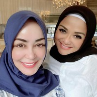 Ketika reuni bersama dengan selebriti lawas lainnya, Betharia Sonata tampil cantik berhijab. Seperti saat bersama dengan Chintami Atmanegara ini. Betharia tampil simpel dengan kemeja putih dan hijab segi empat warna hitam. Foto: Dok. Instagram @official.bethariasonata.