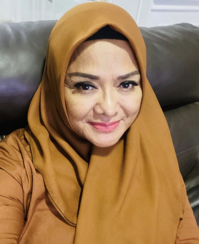 Wanita berusia 58 tahun itu merasa nyaman saat memakai hijab sampai ia enggan untuk melepasnya ketika tampil di layar kaca. Begitu dihubungi (stasiun tv), saya mau pakai baju, saya mau buka (hijab) nggak bisa. Nggak tahu kenapa. Kenapa ya? Bingung. Kayaknya ngggak mau gitu dilihatin, kata Betharia Sonata. Foto: Dok. Instagram @official.bethariasonata.