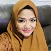 Wanita berusia 58 tahun itu merasa nyaman saat memakai hijab sampai ia enggan untuk melepasnya ketika tampil di layar kaca. Begitu dihubungi (stasiun tv), saya mau pakai baju, saya mau buka (hijab) nggak bisa. Nggak tahu kenapa. Kenapa ya? Bingung. Kayaknya ngggak mau gitu dilihatin, kata Betharia Sonata. Foto: Dok. Instagram @official.bethariasonata.
