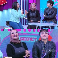 Pelantun lagu Hati Yang Luka ini mengaku mulai berhijab sejak kebiasaan yang dilakukannya selama Ramadan. Awalnya begini, setiap bulan puasa memang saya selalu berhijab karena sering ke masjid, selama satu bulan itu saya alhamdulillah rajin (ke masjid). Saya suka kok memakai hijab, ucapnya.  Foto: Dok. Youtube Transtv.