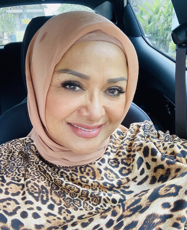 Hijab andalannya adalah hijab segi empat. Dalam foto ini Betharia Sonata memadukan atasan motif leopard dengan hijab segi empat warna coral. Ia melilit rapi hijab ke belakang. Foto: Dok. Instagram @official.bethariasonata.