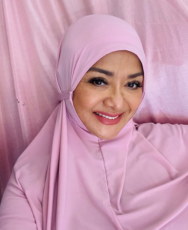 Betharia pun mengunggah foto dirinya memakai hijab instan warna pastel pink. Ia mengaku ingin mendapatkan hidayah dari Allah SWT. YA ALLAH ... aku mau hidayah mu lagi .... tuntun ak istiqomah 🙏😫, harapnya. Foto: Dok. Instagram @official.bethariasonata.