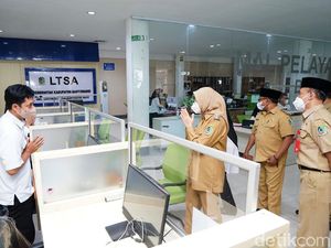 Hari Pertama Kerja, Bupati dan Wabup Banyuwangi Sidak Mal Pelayanan Publik